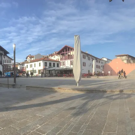 Canape Chez L'habitant, 300m Et Centre Du Village *