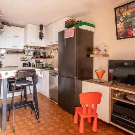 Canape Chez L'habitant, 300m Et Centre Du Village