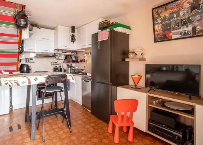 Canape Chez L'habitant, 300m Et Centre Du Village